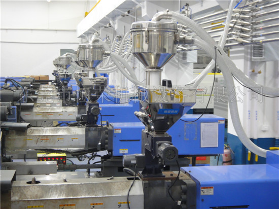 Why does injection molding workshop choose central feeding system?